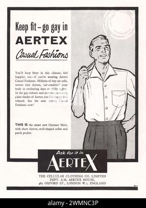 Original-Vintage-Werbespot aus dem Jahr 1960 für Aertex Cellular Casual Moden mit dem Slogan „Keep FIT - Go Gay“ in der Straits Times Annual 1060 in Singapur. Stockfoto