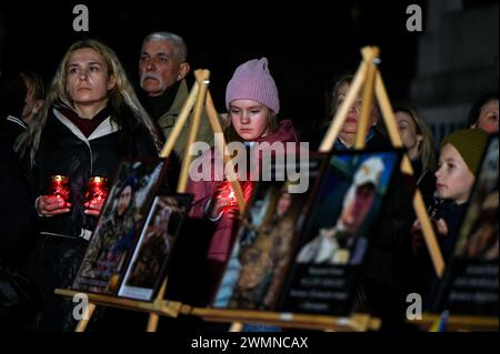 Nicht exklusiv: LEMBERG, UKRAINE - 23. FEBRUAR 2024 - Mitglieder der Öffentlichkeit zollen den ukrainischen Verteidigern, die im Kampf gegen die Lychaki ums Leben gekommen sind, ihre Anerkennung Stockfoto