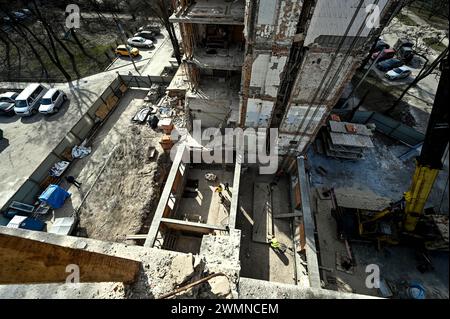 Nicht exklusiv: ZAPORIZHZHIA, UKRAINE - 26. FEBRUAR 2024 - Bauarbeiter legen Ziegelsteine am Sockel und an den Wänden des Erdgeschosses der beschädigten Sekte Stockfoto