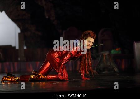 Regine Zimmermann während der Fotoprobe für das Stück Ulrike Maria Stuart im Deutschen Theater in Berlin, 26. Februar 2024. // Königinnendrama von Elfriede Jelinek. Regie Pinar Karabulut. Bühne Michela Flück. Kostüme Claudia Irro. Premiere ist am 28. Februar 2024. Deutsches Theater Berlin Ulrike Maria Stuart *** Regine Zimmermann während der Fotoprobe für das Stück Ulrike Maria Stuart am Deutschen Theater Berlin, 26. Februar 2024 Queens Drama von Elfriede Jelinek Regisseur Pinar Karabulut Bühne Michela Flück Kostüme Claudia Irro Premiere ist am 28. Februar, 2024 Deutsches Theater Ber Stockfoto