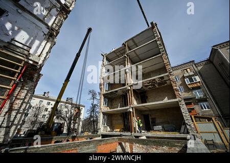 Nicht exklusiv: ZAPORIZHZHIA, UKRAINE - 26. FEBRUAR 2024 - Bauarbeiter sind an der Verlegung von Ziegeln am Sockel und an den Wänden des Erdbodens beteiligt Stockfoto