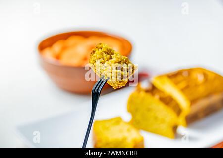 Nahaufnahme eines Stücks Karottenkuchen auf einer Dessertgabel. Stockfoto