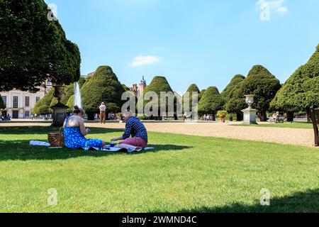 HAMPTON, GROSSBRITANNIEN - 18. MAI 2014: Unbekannte organisierten ein Picknick und ein Picknick im Park des Hampton Court Palace. Stockfoto