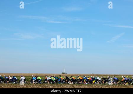 Dour, Belgien. Februar 2024. Die Gruppe von Fahrern, die am Dienstag, den 27. Februar 2024, 202 km von Quaregnon nach Dour beim „Grand Prix du Samyn“-Radrennen in Aktion gezeigt wurden, dem ersten (von 10) Rennen des Lotto Cycling Cup. BELGA FOTO DAVID PINTENS Credit: Belga News Agency/Alamy Live News Stockfoto