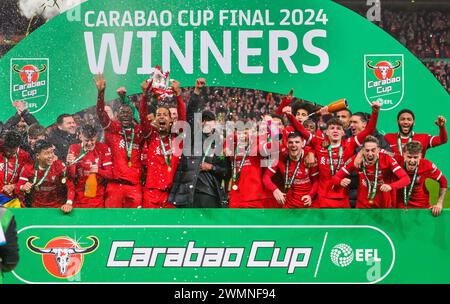 London, Großbritannien. Februar 2024. 25. Februar 2024 - Chelsea gegen Liverpool - Finale des Carabao Cup - Wembley Stadium Liverpool feiert den Sieg des Carabao Cup 2024. Bildnachweis: Mark Pain/Alamy Live News Stockfoto