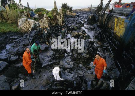 Die Ölpest der Prestige ereignete sich im November 2002 vor der Küste Galiciens (Spanien), die durch den Untergang des 26-jährigen, strukturell mangelhaften Öls verursacht wurde Stockfoto