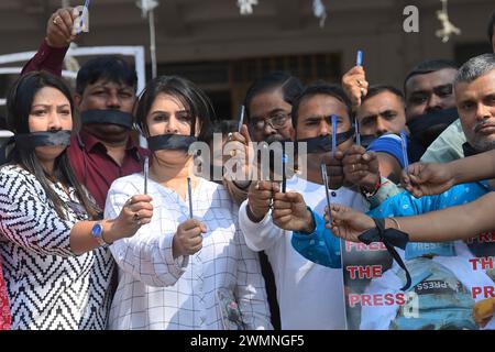 Agartala. Tripur, Indien. Februar 2024. Journalisten aus Print- und elektronischen Medien trugen Plakate und ein schwarzes Tuch, das auf den Mund gefesselt war, um stille Proteste gegen die Ermordung von Journalisten in Palästinensern am Internationalen Tag zur Unterstützung palästinensischer Journalisten zu tragen. Diese wurde von der Tripura Journalists Union (TJU) vor dem Pressesaal Agartala organisiert. Stockfoto