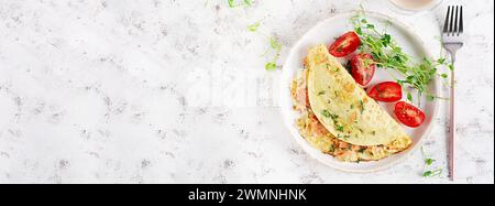 Gesundes Frühstück. Quesadilla mit Omelette, Lachs und Tomaten in Scheiben. Keto, ketogenes Mittagessen. Draufsicht, Banner Stockfoto