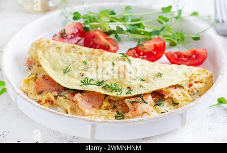 Gesundes Frühstück. Quesadilla mit Omelette, Lachs und Tomaten in Scheiben. Keto, ketogenes Mittagessen. Stockfoto