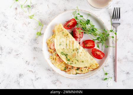 Gesundes Frühstück. Quesadilla mit Omelette, Lachs und Tomaten in Scheiben. Keto, ketogenes Mittagessen. Draufsicht Stockfoto