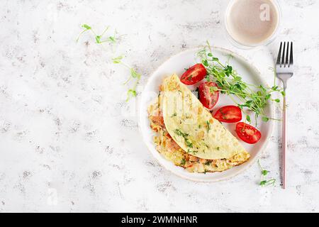 Gesundes Frühstück. Quesadilla mit Omelette, Lachs und Tomaten in Scheiben. Keto, ketogenes Mittagessen. Draufsicht Stockfoto