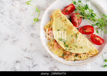 Gesundes Frühstück. Quesadilla mit Omelette, Lachs und Tomaten in Scheiben. Keto, ketogenes Mittagessen. Draufsicht Stockfoto