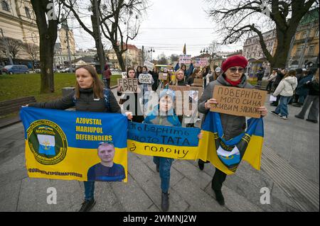 Nicht exklusiv: LEMBERG, UKRAINE - 24. FEBRUAR 2024 - Demonstranten marschieren vom Taras Schewtschenko-Denkmal zum Solomija Krushelnyzka Lemberg Stockfoto