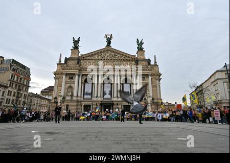 Nicht exklusiv: LEMBERG, UKRAINE - 24. FEBRUAR 2024 - Demonstranten treffen sich in der Akademischen Oper und Ballett-Th Solomija Krushelnytska Lemberg Stockfoto