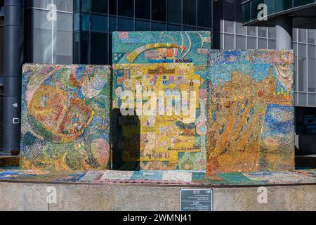 Mosaikbrunnen von Nachum Gutman, der Szenen aus den frühen Tagen von Tel Aviv darstellt, gegründet 1909, am Rothschild Boulevard Nr. 1 in der Nähe des Stockfoto