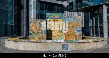 Mosaikbrunnen von Nachum Gutman, der Szenen aus den frühen Tagen von Tel Aviv darstellt, gegründet 1909, am Rothschild Boulevard Nr. 1 in der Nähe des Stockfoto