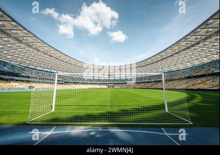 Olympiastadion NSC in Kiew ( НСК Олімпійський ). Fußballtore im leeren Stadion während der Nebensaison. Stockfoto