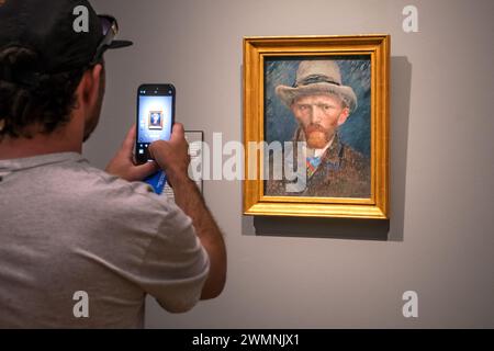 Ein Besucher des Rijksmuseums fotografiert Vincent Van Goghs Selbstporträt mit seinem Handy. Stockfoto