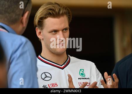 Sakhir, Bahrain. Februar 2024. BAHRAIN, Sakhir, 21. Februar: Mick SCHUMACHER, Mercedes-GP Reservefahrer beobachtet Aktivitäten am ersten Tag der F1-Tests auf dem Bahrain International Circuit am 21. Februar 2024 in Bahrain, Formel 1-Vorsaison-Tests, Bild & Copyright Jerry ANDRE/ATP Images (ANDRE Jerry/ATP/SPP) Credit: SPP Sport Pressefoto. /Alamy Live News Stockfoto