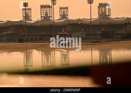 Sakhir, Bahrain. Februar 2024. BAHRAIN, Sakhir, 23. Februar: Atmosphäre mit Ferrari bei Sonnenuntergang, die Rennbahngebäude spiegeln sich im Wasser am dritten Tag der F1-Tests auf dem Bahrain International Circuit am 23. Februar 2024 in Bahrain, Formel 1-Tests vor der Saison, Bild & Copyright Jerry ANDRE/ATP Images (ANDRE Jerry/ATP/SPP) Guthaben: SPP Sport Pressefoto. /Alamy Live News Stockfoto