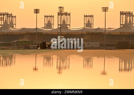 BAHRAIN, Sakhir, 23. Februar: Atmosphäre mit ASTON MARTIN F1-Auto von ALONSO bei Sonnenuntergang, die Renngebäude spiegeln sich im Wasser während des dritten Tages der F1-Tests auf dem Bahrain International Circuit am 23. Februar 2024 in Bahrain, Formel 1-Vorsaisontests, Bild und Copyright Jerry ANDRE/ATP Images (ANDRE Jerry/ATP/SPP) Stockfoto