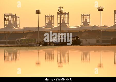 BAHRAIN, Sakhir, 23. Februar: Atmosphäre mit WILLIAMS F1-Wagen von Logan Sargeant bei Sonnenuntergang, die Renngebäude spiegeln sich im Wasser während des dritten Tages der F1-Tests auf dem Bahrain International Circuit am 23. Februar 2024 in Bahrain, Formel-1-Tests vor der Saison, Bild und Copyright Jerry ANDRE/ATP Images (ANDRE Jerry/ATP/SPP) Stockfoto