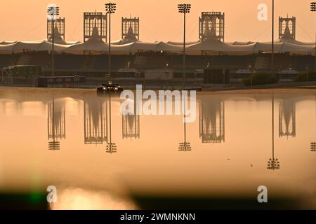 BAHRAIN, Sakhir, 23. Februar: Atmosphäre mit Ferrari bei Sonnenuntergang, die Renngebäude spiegeln sich im Wasser am dritten Tag der F1-Tests auf dem Bahrain International Circuit am 23. Februar 2024 in Bahrain, Formel-1-Tests vor der Saison, Bild & Copyright Jerry ANDRE / ATP Images (ANDRE Jerry / ATP / SPP) Stockfoto