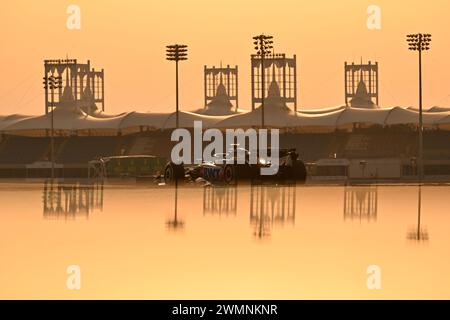 BAHRAIN, Sakhir, 23. Februar: Atmosphäre mit dem Alpine F1-Auto von OCON bei Sonnenuntergang, die Renngebäude spiegeln sich im Wasser während des dritten Tages der F1-Tests auf dem Bahrain International Circuit am 23. Februar 2024 in Bahrain, Formel-1-Tests vor der Saison, Bild & Copyright Jerry ANDRE / ATP Images (ANDRE JERRY/ATP/SPP) Stockfoto