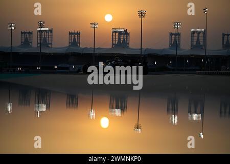 BAHRAIN, Sakhir, 23. Februar: Atmosphäre mit MERCEDES F1-Wagen von Lewis HAMILTON bei Sonnenuntergang, die Renngebäude spiegeln sich im Wasser während des dritten Tages der F1-Tests auf dem Bahrain International Circuit am 23. Februar 2024 in Bahrain, Formel 1-Vorsaisontests, Bild und Copyright Jerry ANDRE/ATP Images (ANDRE Jerry/ATP/SPP) Stockfoto