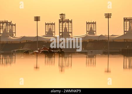 BAHRAIN, Sakhir, 23. Februar: Atmosphäre mit FERRARI F1-Wagen von LECLERC bei Sonnenuntergang, die Rennbahngebäude spiegeln sich im Wasser während des dritten Tages der F1-Tests auf dem Bahrain International Circuit am 23. Februar 2024 in Bahrain, Formel 1-Tests vor der Saison, Bild & Copyright Jerry ANDRE / ATP Images (ANDRE JERRY/ATP/SPP) Stockfoto
