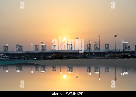 BAHRAIN, Sakhir, 23. Februar: Atmosphäre mit dem Red BULL F1-Auto von Max VERSTAPPEN bei Sonnenuntergang, die Renngebäude spiegeln sich im Wasser während des dritten Tages der F1-Tests auf dem Bahrain International Circuit am 23. Februar 2024 in Bahrain, Formel-1-Tests vor der Saison, Bild und Copyright Jerry ANDRE/ATP Images (ANDRE Jerry/ATP/SPP) Stockfoto