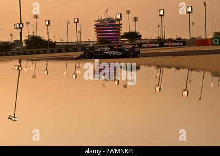 BAHRAIN, Sakhir, 23. Februar: Atmosphäre mit Team HAAS F1-Auto von Nico HULKENBERG bei Sonnenuntergang, die Renngebäude spiegeln sich im Wasser während des dritten Tages der F1-Tests auf dem Bahrain International Circuit am 23. Februar 2024 in Bahrain, Formel 1-Vorsaisontests, Bild und Copyright Jerry ANDRE/ATP Images (ANDRE Jerry/ATP/SPP) Stockfoto