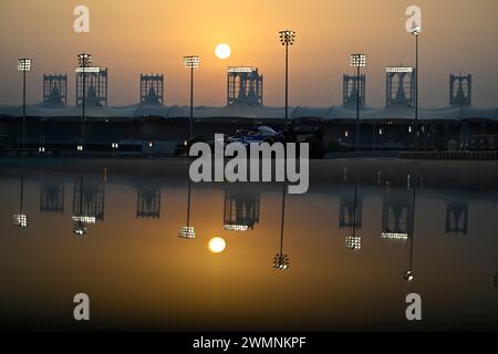 BAHRAIN, Sakhir, 23. Februar: Atmosphäre mit RB Junior Team F1 Auto von Yuki TSUNODA bei Sonnenuntergang, die Renngebäude spiegeln sich im Wasser während des dritten Tages der F1 Tests auf dem Bahrain International Circuit am 23. Februar 2024 in Bahrain, Formel 1 Vorsaison Tests, Bild und Copyright Jerry ANDRE/ATP Images (ANDRE Jerry/ATP/SPP) Stockfoto