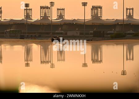 BAHRAIN, Sakhir, 23. Februar: Atmosphäre mit F1-Auto bei Sonnenuntergang, die Renngebäude spiegeln sich im Wasser am dritten Tag der F1-Tests auf dem Bahrain International Circuit am 23. Februar 2024 in Bahrain, Formel-1-Tests vor der Saison, Bild & Copyright Jerry ANDRE / ATP Images (ANDRE Jerry / ATP / SPP) Stockfoto