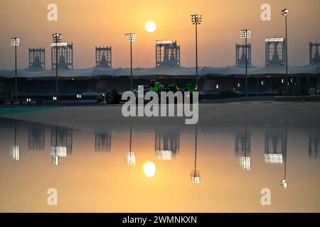 BAHRAIN, Sakhir, 23. Februar: Atmosphäre mit dem SAUBER Team F1-Wagen von Valtteri BOTTAS bei Sonnenuntergang, die Renngebäude spiegeln sich im Wasser während des dritten Tages der F1-Tests auf dem Bahrain International Circuit am 23. Februar 2024 in Bahrain, Formel-1-Tests vor der Saison, Bild und Copyright Jerry ANDRE/ATP Images (ANDRE Jerry/ATP/SPP) Stockfoto