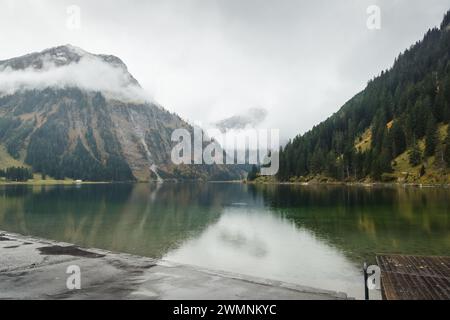 Seeufer im Alpental. Vilsalpsee in Tirol, Österreich an einem nebeligen Regentag. Stockfoto