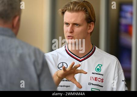 Sakhir, Bahrain. Februar 2024. BAHRAIN, Sakhir, 21. Februar: Mick SCHUMACHER, Mercedes-GP Reservefahrer beobachtet Aktivitäten am ersten Tag der F1-Tests auf dem Bahrain International Circuit am 21. Februar 2024 in Bahrain, Formel 1-Vorsaison-Tests, Bild & Copyright Jerry ANDRE/ATP Images (ANDRE Jerry/ATP/SPP) Credit: SPP Sport Pressefoto. /Alamy Live News Stockfoto