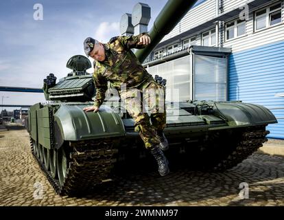 Olomoucka, Tschechische Republik. Februar 2024. OLOMOUCKA - Kommandeur der Streitkräfte Onno Eichelsheim auf einem T-72-Panzer während eines Besuchs in der Waffenfabrik der Excalibur Army. Der niederländische General besucht zwei Rüstungsfabriken in der Tschechischen Republik, die unter anderem Material in die Ukraine liefern. ANP SEM VAN DER WAL niederlande Out - belgien Out Credit: ANP/Alamy Live News Stockfoto