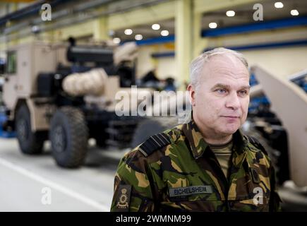 Olomoucka, Tschechische Republik. Februar 2024. OLOMOUCKA - Kommandeur der Streitkräfte Onno Eichelsheim bei einem Besuch der Waffenfabrik der Excalibur Armee. Der niederländische General besucht zwei Rüstungsfabriken in der Tschechischen Republik, die unter anderem Material in die Ukraine liefern. ANP SEM VAN DER WAL niederlande Out - belgien Out Credit: ANP/Alamy Live News Stockfoto