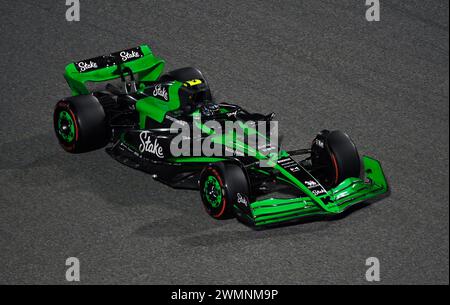 Sakhir, Bahrain. Februar 2024. BAHRAIN, Sakhir, 23. Februar: #24, Guanyu ZHOU, CHN, Stake SAUBER F1 Team während des dritten Tages der F1-Tests auf dem Bahrain International Circuit am 23. Februar 2024 in Bahrain, Formel-1-Vorsaison-Tests, Bild & Copyright Jerry ANDRE/ATP Images (ANDRE Jerry/ATP/SPP) Credit: SPP Sport Press Photo. /Alamy Live News Stockfoto