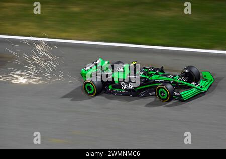 Sakhir, Bahrain. Februar 2024. BAHRAIN, Sakhir, 23. Februar: #24, Guanyu ZHOU, CHN, Stake SAUBER F1 Team während des dritten Tages der F1-Tests auf dem Bahrain International Circuit am 23. Februar 2024 in Bahrain, Formel-1-Vorsaison-Tests, Bild & Copyright Jerry ANDRE/ATP Images (ANDRE Jerry/ATP/SPP) Credit: SPP Sport Press Photo. /Alamy Live News Stockfoto