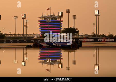 Sakhir, Bahrain. Februar 2024. BAHRAIN, Sakhir, 23. Februar: Atmosphäre mit RB Junior Team F1 Auto von Yuki TSUNODA bei Sonnenuntergang, die Renngebäude spiegeln sich im Wasser während des dritten Tages der F1 Tests auf dem Bahrain International Circuit am 23. Februar 2024 in Bahrain, Formel-1-Tests vor der Saison, Bild & Copyright Jerry ANDRE/ATP Bilder (ANDRE Jerry/ATP/SPP) Guthaben: SPP Sport Pressefoto. /Alamy Live News Stockfoto