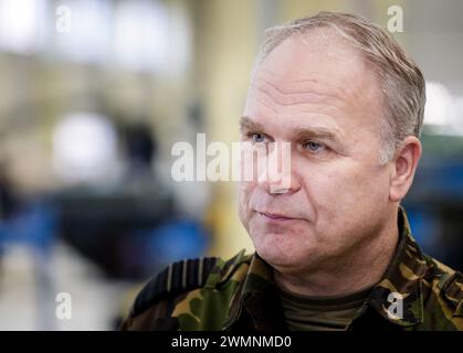 Olomoucka, Tschechische Republik. Februar 2024. OLOMOUCKA - Kommandeur der Streitkräfte Onno Eichelsheim bei einem Besuch der Waffenfabrik der Excalibur Armee. Der niederländische General besucht zwei Rüstungsfabriken in der Tschechischen Republik, die unter anderem Material in die Ukraine liefern. ANP SEM VAN DER WAL niederlande Out - belgien Out Credit: ANP/Alamy Live News Stockfoto