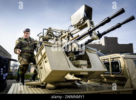 Olomoucka, Tschechische Republik. Februar 2024. OLOMOUCKA - Kommandeur der Streitkräfte Onno Eichelsheim bei einem Besuch der Waffenfabrik der Excalibur Armee. Der niederländische General besucht zwei Rüstungsfabriken in der Tschechischen Republik, die unter anderem Material in die Ukraine liefern. ANP SEM VAN DER WAL niederlande Out - belgien Out Credit: ANP/Alamy Live News Stockfoto