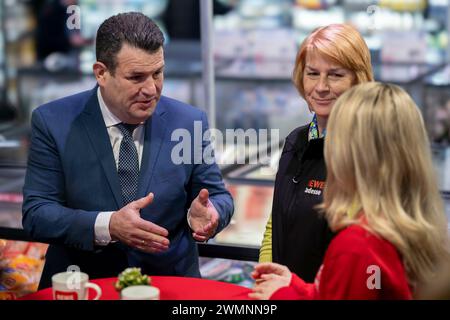 Berlin, Deutschland. Februar 2024. Hubertus Heil (SPD), Bundesminister für Arbeit und Soziales im Gespräch mit ukrainischen Flüchtlingen, die in verschiedenen Bereichen der REWE-Gruppe beschäftigt sind. Berlin, 27. Februar 2024. Quelle: dpa/Alamy Live News Stockfoto