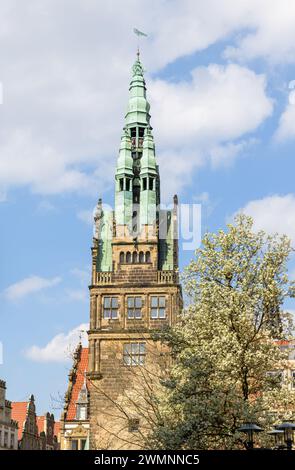 Der Turm der St. Martini-Kirche in der Altstadt von Münster im Frühjahr. Stockfoto