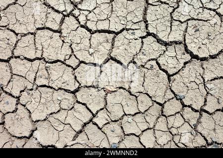 Trockener, gerissener grauer Boden, Blick auf den Frühling, Draufsicht Stockfoto