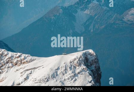 Schneefernerkopf-Gipfel vor blauen Bergen im Hintergrund - Blick von der Zugspitze. Stockfoto