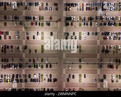 Aus der Vogelperspektive zahlreicher Autos in verschiedenen Farben Formen und Größen, die ordentlich geparkt sind. Diversitätskonzept. Stockfoto