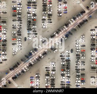 Aus der Vogelperspektive zahlreicher Autos in verschiedenen Farben Formen und Größen, die ordentlich geparkt sind. Diversitätskonzept. Stockfoto